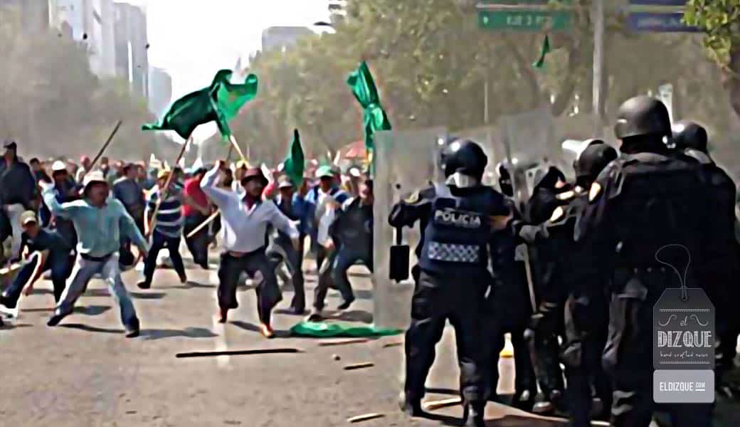 Chocan en la Ciudad de México granaderos y manifestantes contra el eclipse solar 1 Chocan en la Ciudad de México granaderos y manifestantes contra el eclipse solar 1
