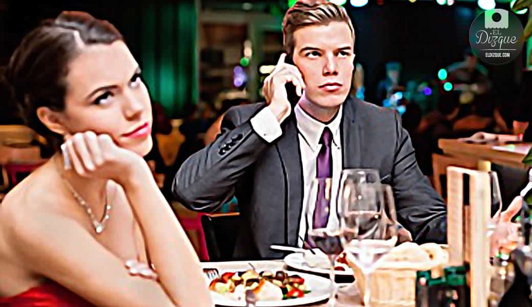 Usar el celular en la cena de Navidad contará como violencia doméstica 1 Usar el celular en la cena de Navidad contará como violencia doméstica 1
